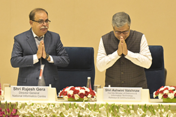 Hon'ble Minister, MeitY & DG, NIC greeting the participants at Vigyan Bhawan